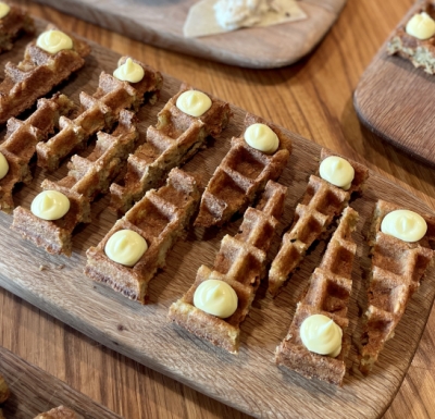 SPRØDE VAFLER MED ÆRTE- & HIRSEMEL