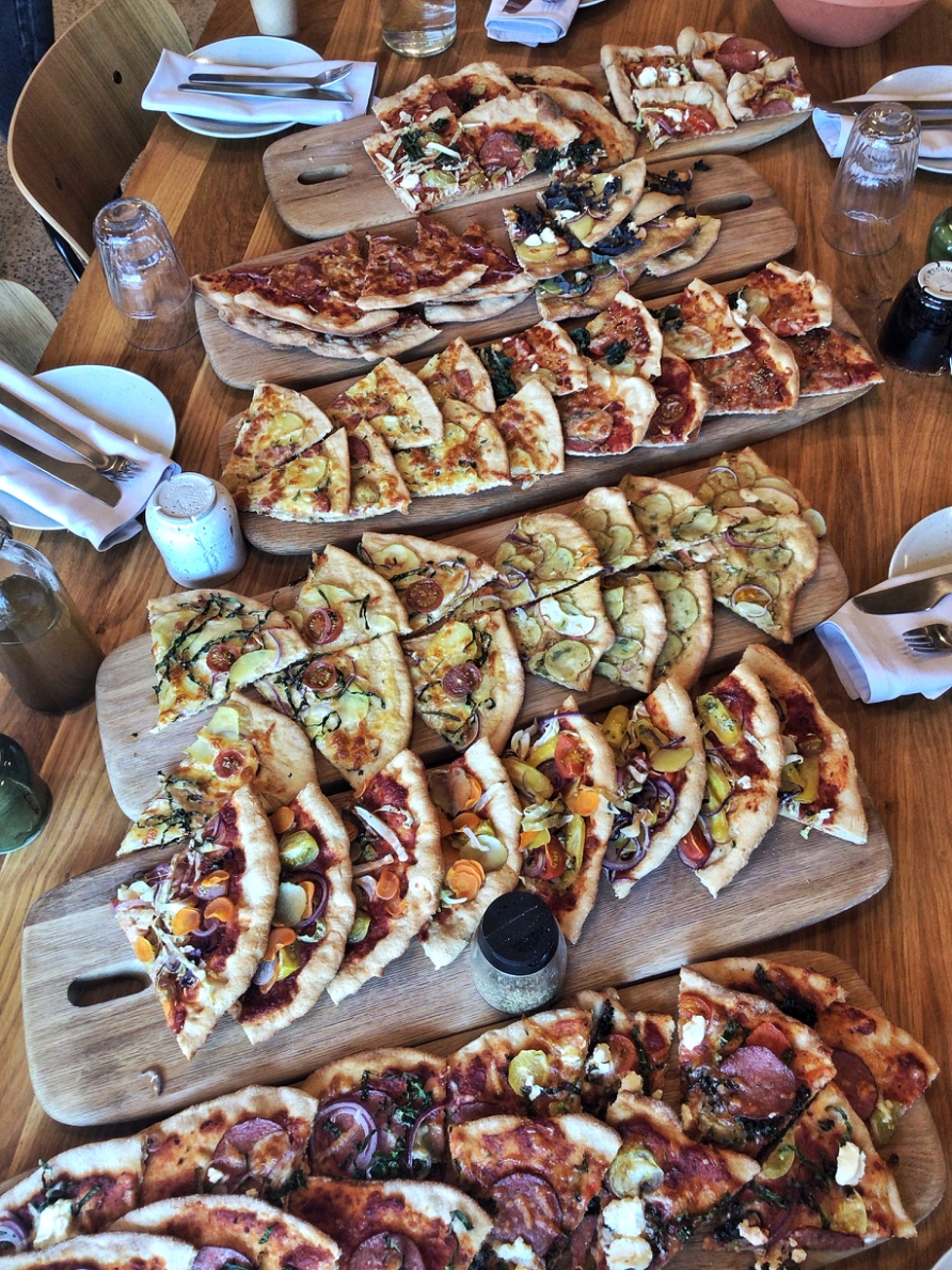 Pizzabagning med det hele.